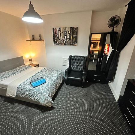 Whitechapel Station Rooms R1 Londen Buitenkant foto