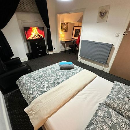 Whitechapel Station Rooms R1 Londen Buitenkant foto