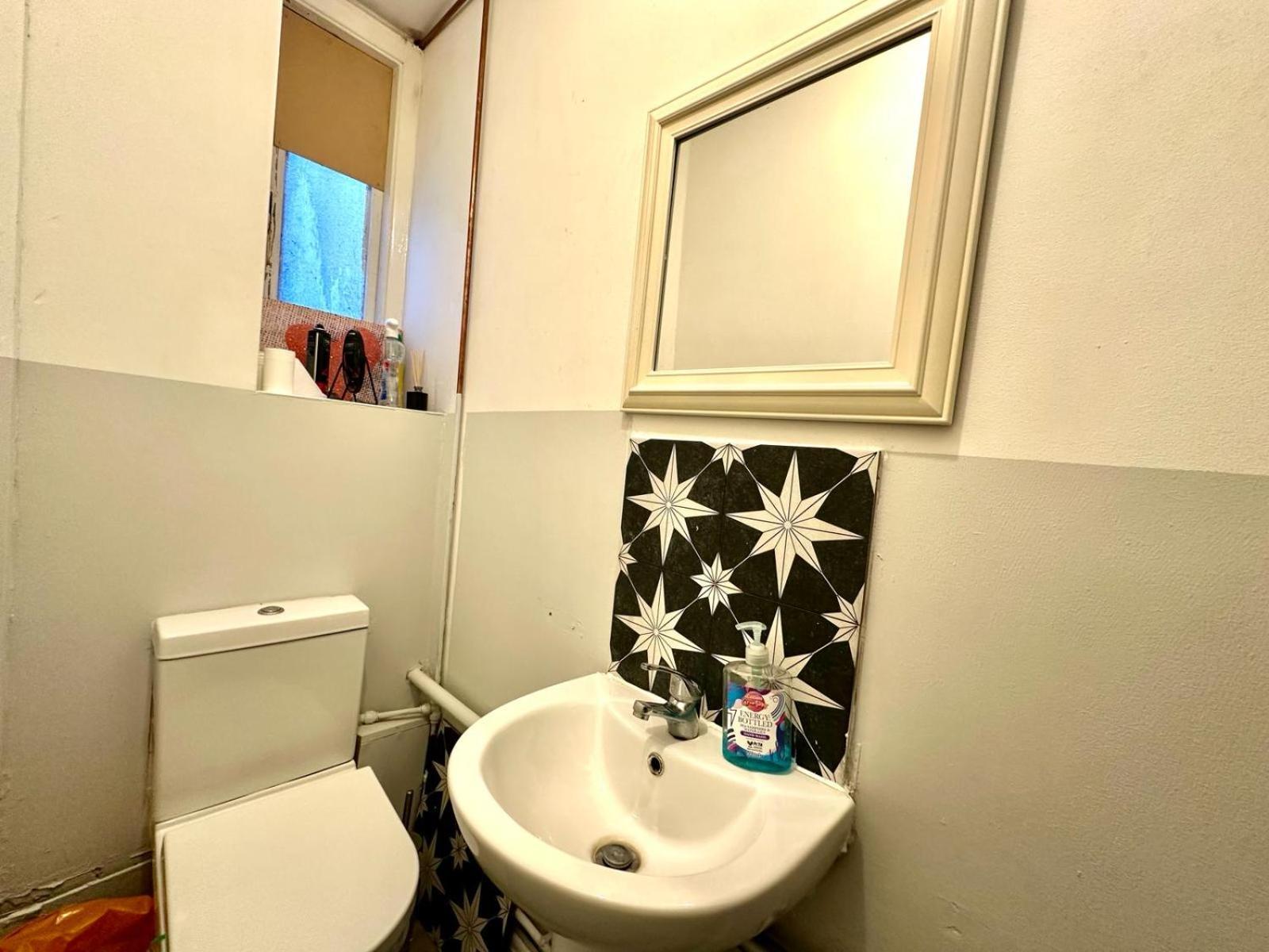 Whitechapel Station Rooms R1 Londen Buitenkant foto